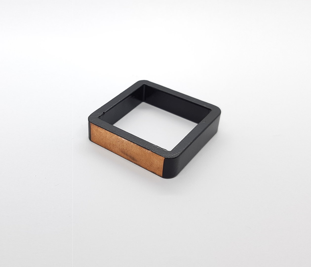Short-circuit ring with slit