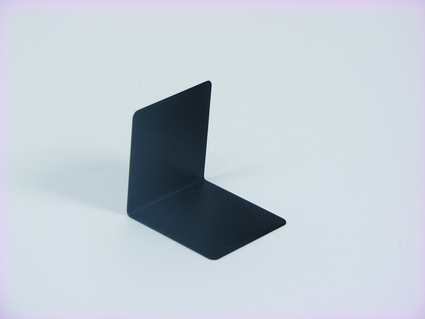 Metal angle for building block with magnetic pad