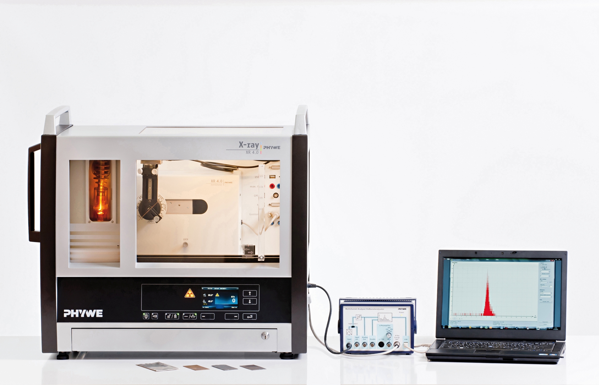 Qualitative X-ray fluorescence analysis of alloyed materials