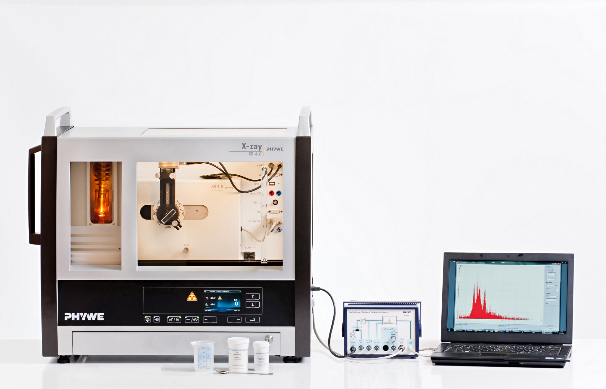 Qualitative X-ray fluorescence analysis of solutions